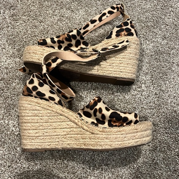 Cute boutique cheetah espadrille wedges with a wrap around ankle strap, size 7 - Picture 2 of 5